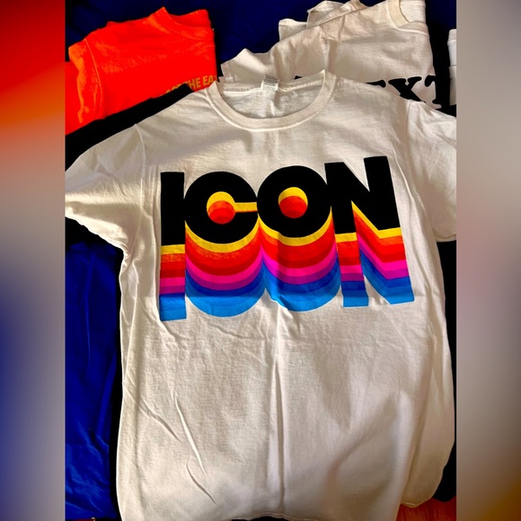 Lot of 5 tshirts for $10  size small - Picture 4 of 6